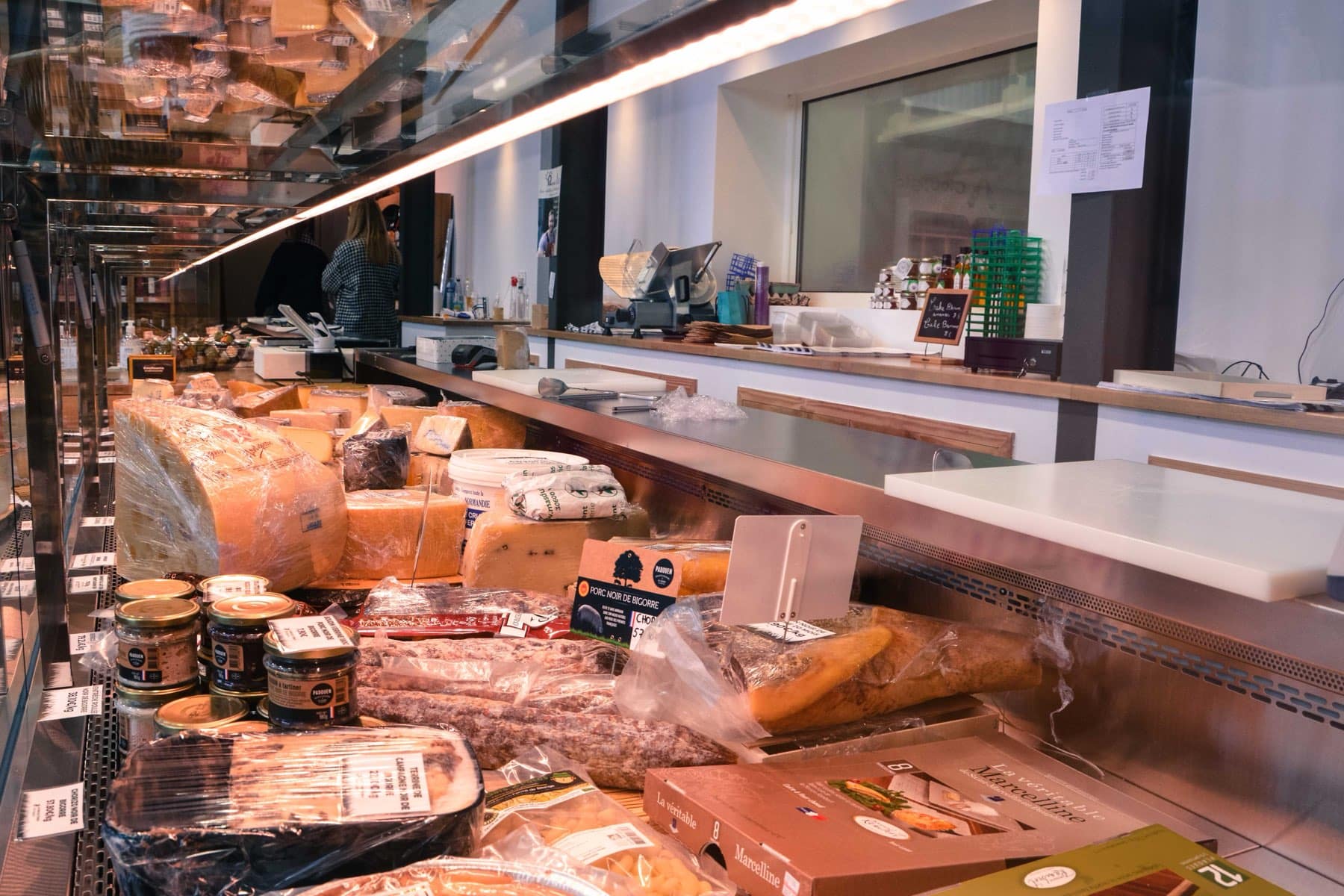 Vitrine d'un commerce alimentaire avec ses étiquettes de prix imprimées