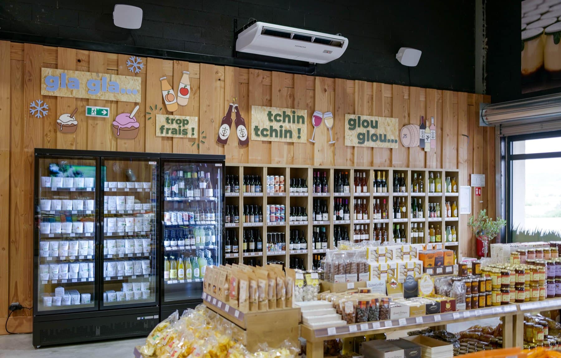 Le frigo des produits frais et la cave à vins et bières côte à côte dans notre boutique de Saint-Dionisy — TVA à 5,5 % et à 20 % dans le même rayon