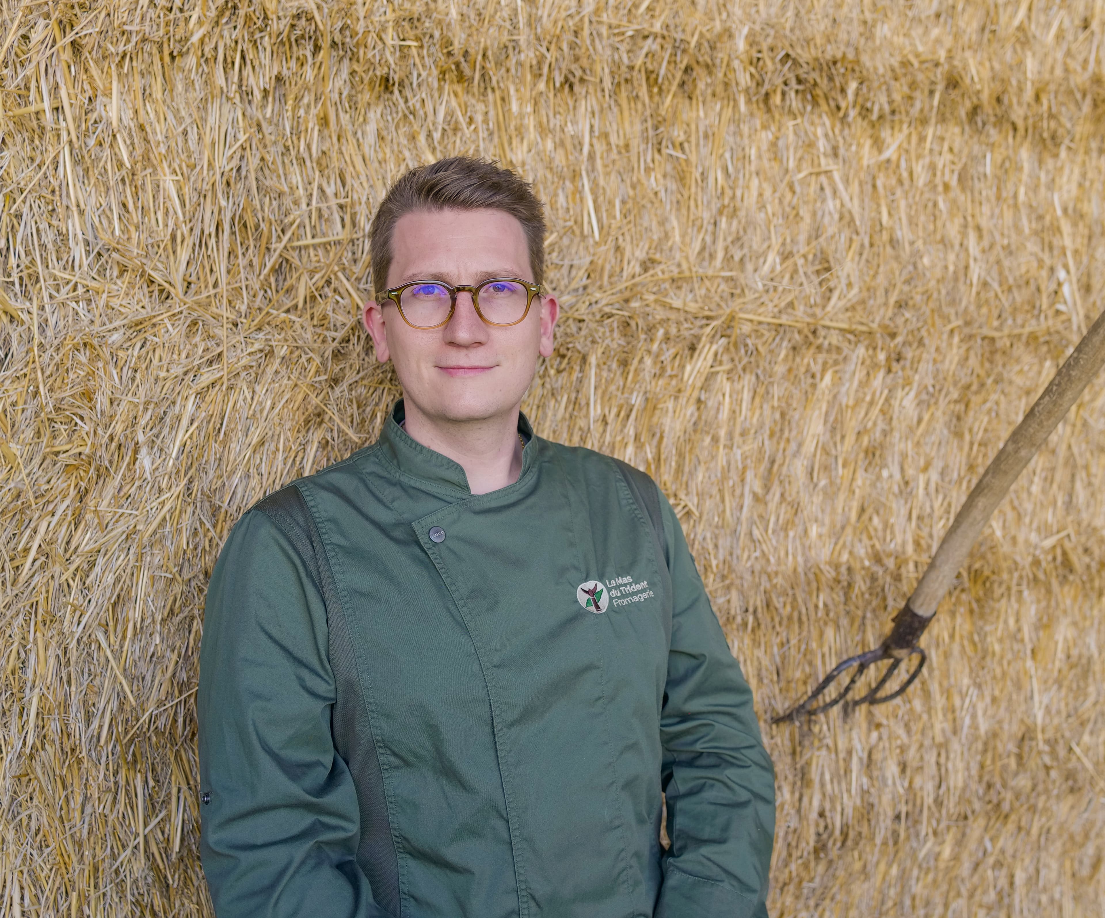 Louis, en veste de fromager au Mas du Trident